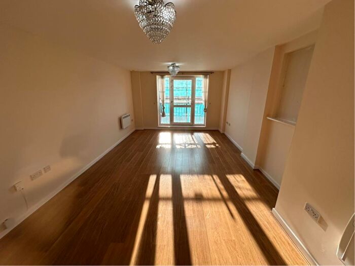 2 Bedroom Apartment To Rent In Slough, Berkshire, SL2