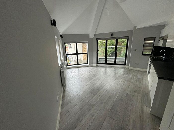 1 Bedroom Flat To Rent In Queens Avenue, London, N21