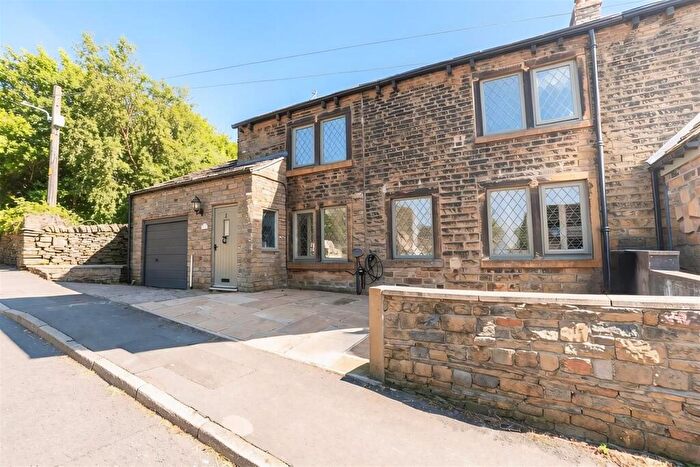 4 Bedroom Semi-Detached House For Sale In North View, Barkisland, HX4