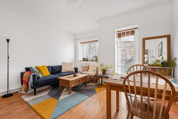 2 Bedroom Apartment For Sale In Well Street, London, E9