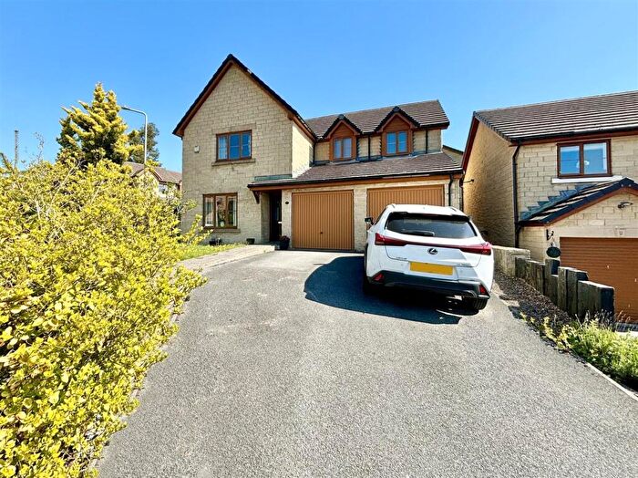 4 Bedroom Detached House For Sale In Seven Acres, Denholme, Bradford, BD13