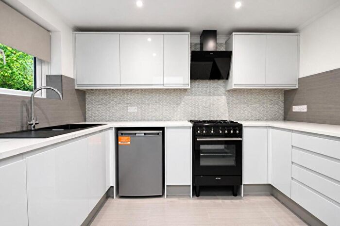 1 Bedroom Maisonette To Rent In The Street, Effingham, KT24