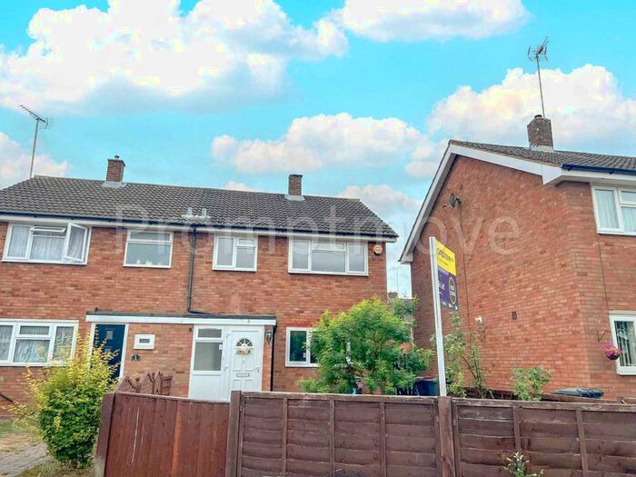 3 Bedroom Semi-Detached House To Rent In Andover Close Luton, LU4