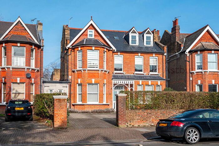 2 Bedroom Apartment To Rent In Walm Lane, Willesden Green, London, NW2