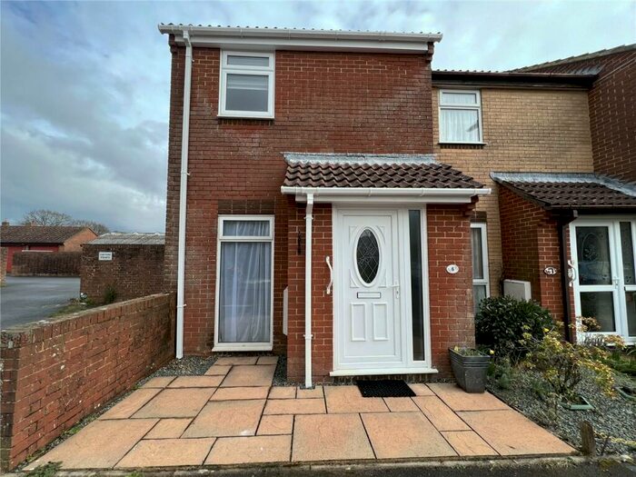 2 Bedroom End Of Terrace House To Rent In Vincent Close, New Milton, Hampshire, BH25