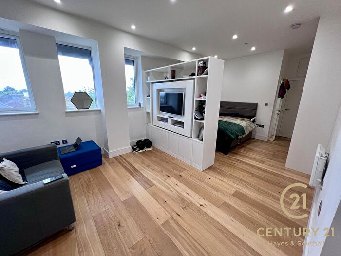 1 Bedroom Flat To Rent In Craneshaw House, Douglas Road, TW3