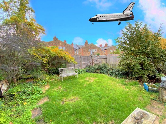 3 Bedroom Flat To Rent In Glenfield Road Balham, SW12