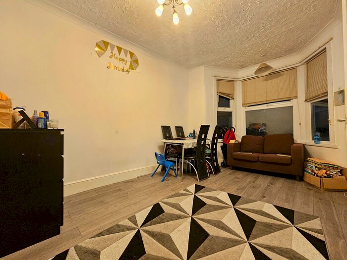 1 Bedroom Flat To Rent In The Drive, Ilford, IG1