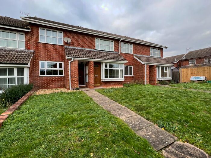 2 Bedroom Maisonette To Rent In Buckden Close, Reading, RG5