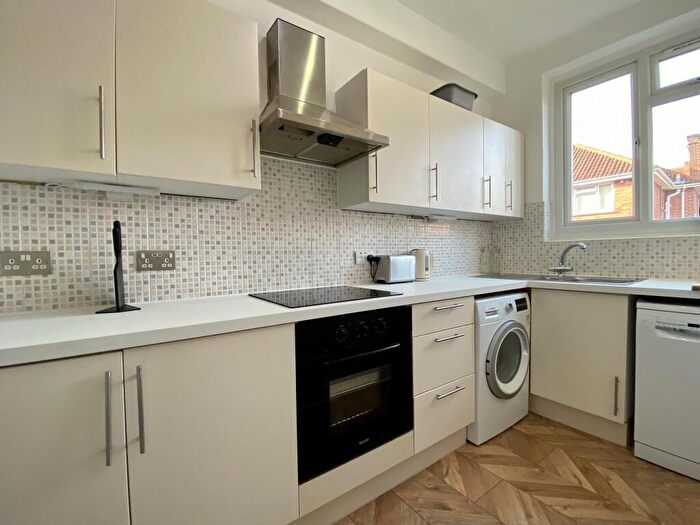 2 Bedroom Flat To Rent In Elphinstone Road, Southsea, PO5