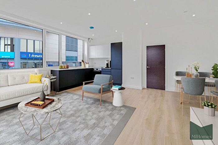 3 Bedroom Flat To Rent In London Road, Aquila House, RH1