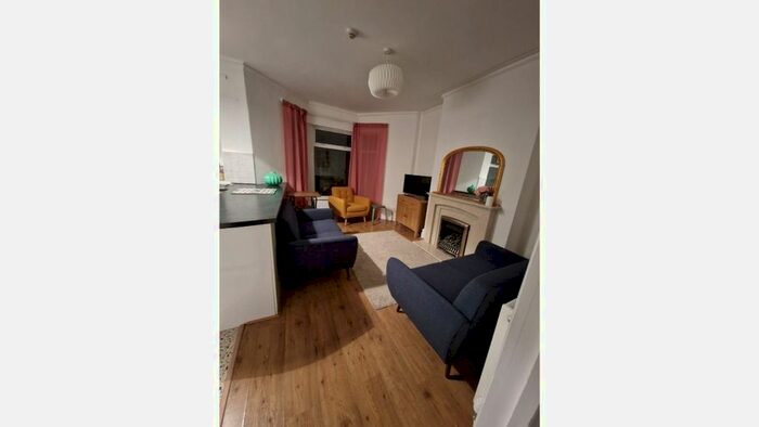 3 Bedroom Flat To Rent In Bangor Street, Cardiff, CF24