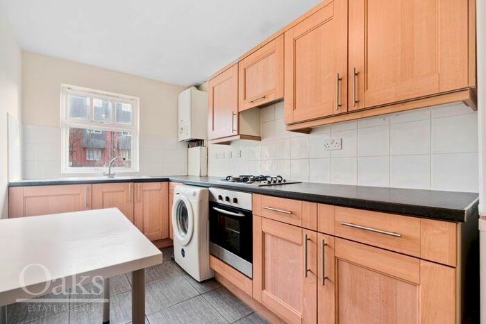 3 Bedroom Flat To Rent In Leithcote Path, London, SW16
