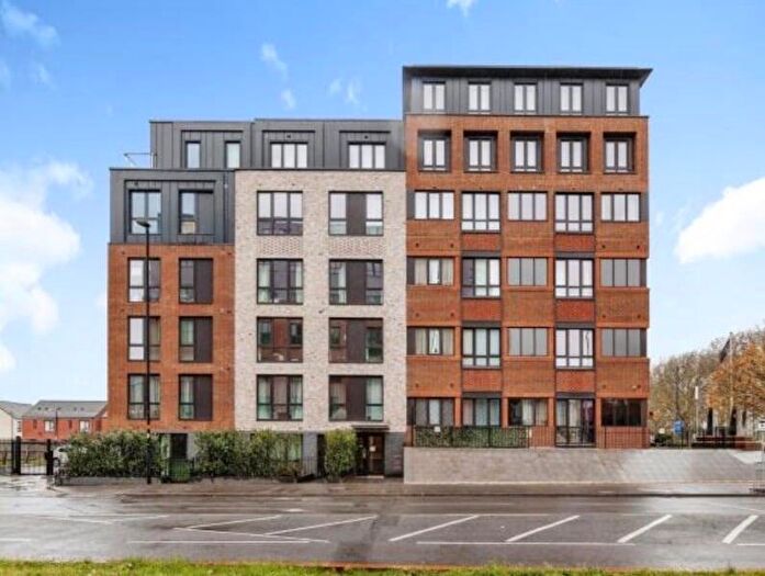 2 Bedroom Apartment For Sale In Bath Road, Slough, SL1