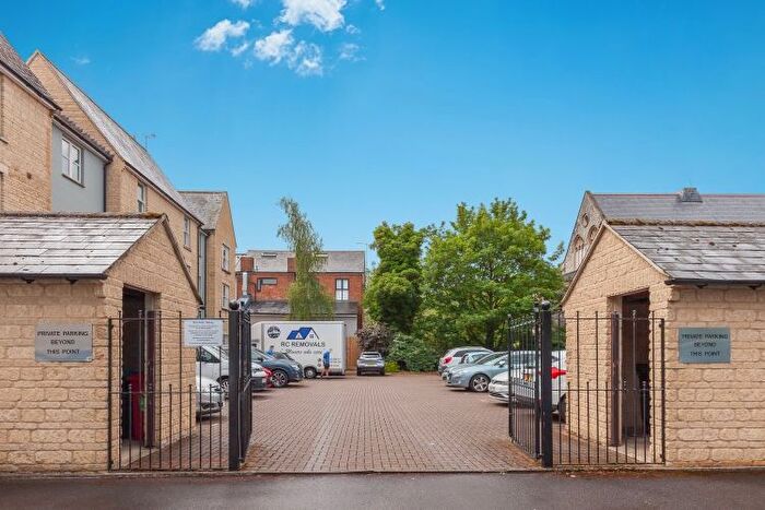 2 Bedroom Flat To Rent In Mill Walk, Witney, OX28