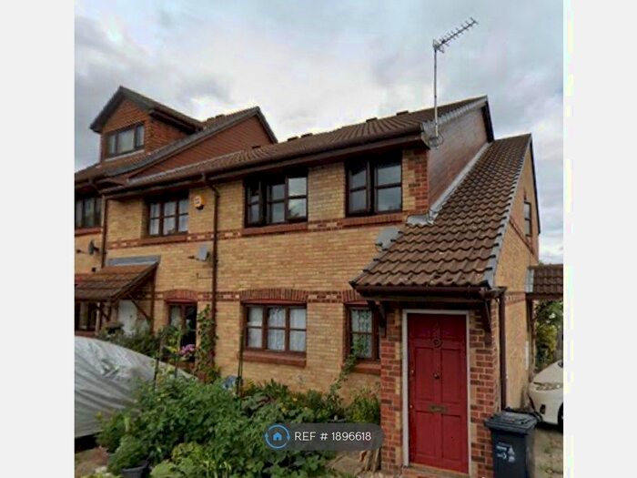 2 Bedroom Maisonette To Rent In Veronica Gardens, London, SW16