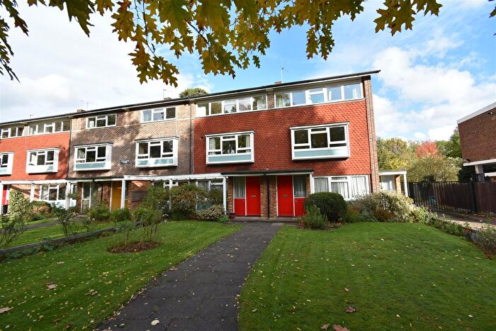 2 Bedroom Maisonette To Rent In Crossleigh Court, West Drive, Streatham, SW16