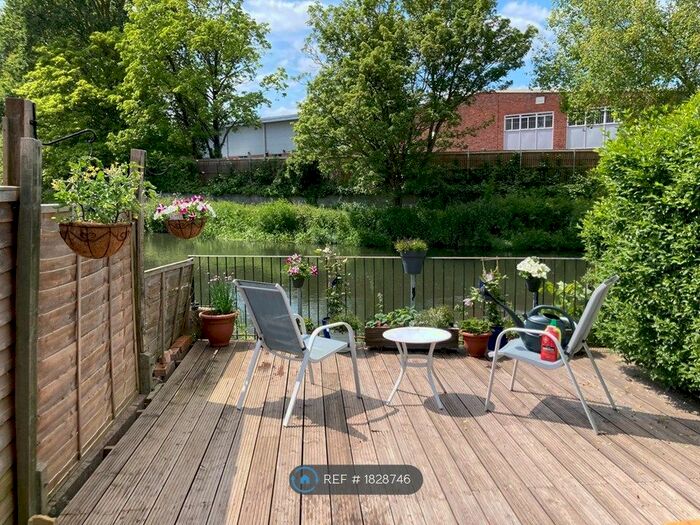 3 Bedroom Terraced House To Rent In Elgar Road, Reading, RG2