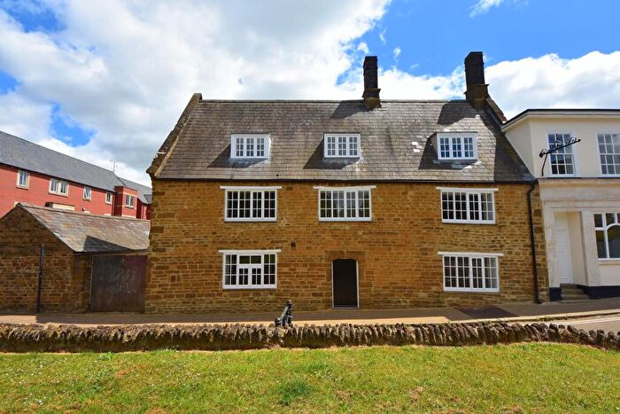4 Bedroom End Of Terrace House For Sale In Causeway, Banbury, OX16