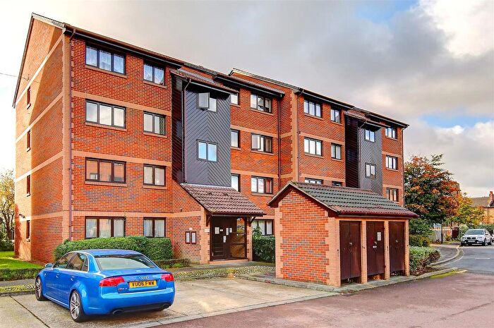 2 Bedroom Flat To Rent In Cross Road, London, SW19