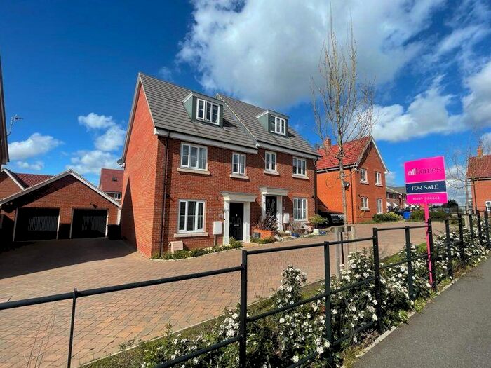 3 Bedroom Semi-Detached House For Sale In Wilbur Close, Bury St Edmunds, IP32