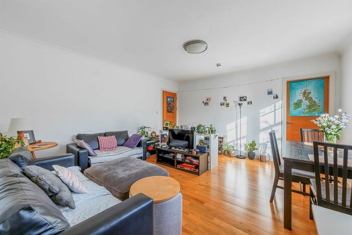 2 Bedroom Flat To Rent In The Avenue, London, W4