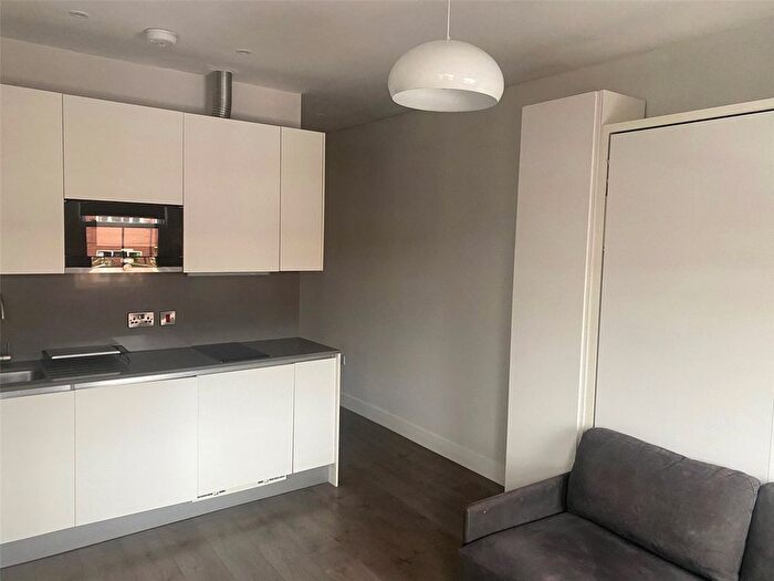 Studio To Rent In Bethnal Green Road, London, E2