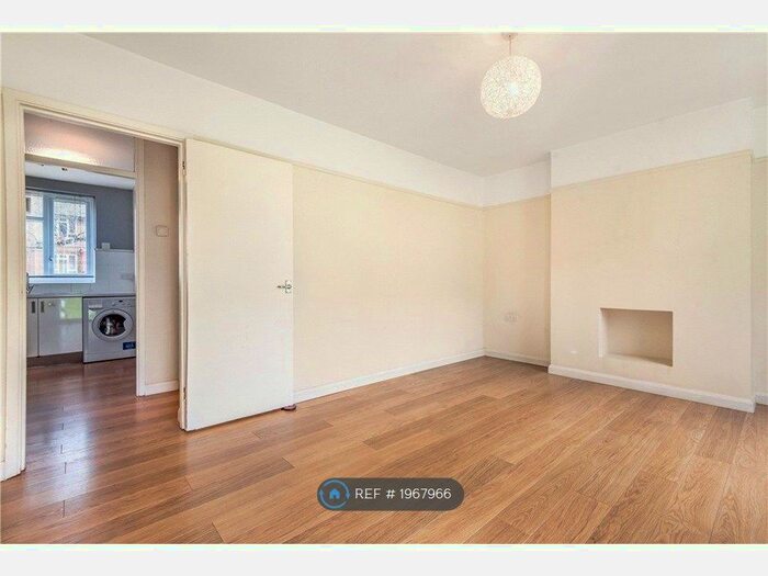 2 Bedroom Flat To Rent In Waldegrave House, Putney, SW15