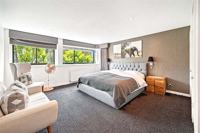 2 Bedroom Maisonette For Sale In Grosvenor Road, London, SW1V