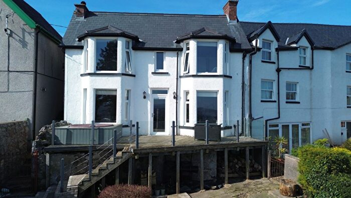 3 Bedroom Semi-Detached House For Sale In Pendre Road, Penrhynside, LL30