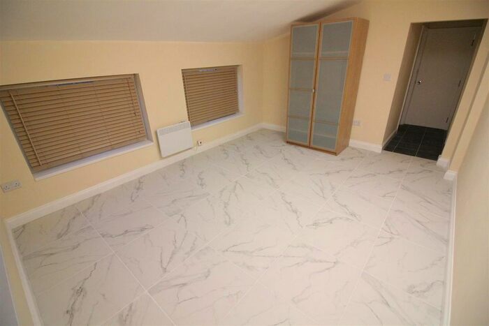 Studio To Rent In Chertsey Bridge Road, Chertsey, KT16