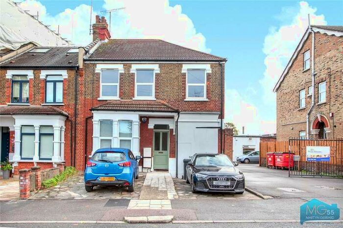 3 Bedroom Maisonette Flat To Rent In Beaconsfield Road, Friern Barnet, London, N11