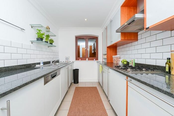 2 Bedroom Flat To Rent In Shearwater Court, Star Place, E1W