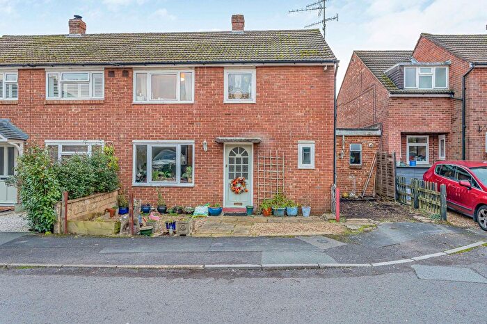 3 Bedroom Semi Detached House For Sale In Beechwood Road, Alton, GU34