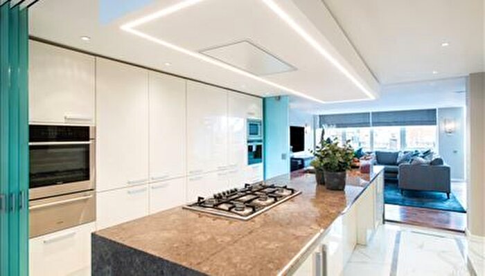 3 Bedroom Flat To Rent In Young Street, Kensington, W8