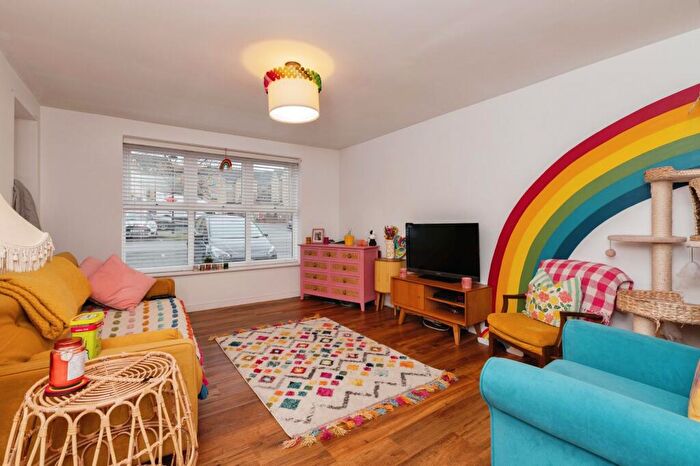 2 Bedroom Flat For Sale In Osier Drive, Basildon, Essex, SS15