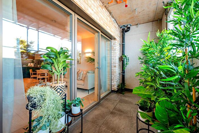 3 Bedroom Flat To Rent In Madeleine Court, North Acton, Acton, W3