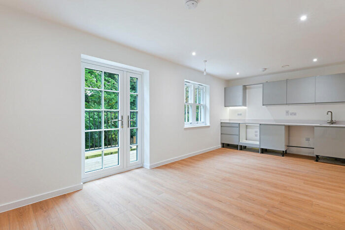 2 Bedroom Apartment To Rent In Flat Woodcote Reservoir, CR8