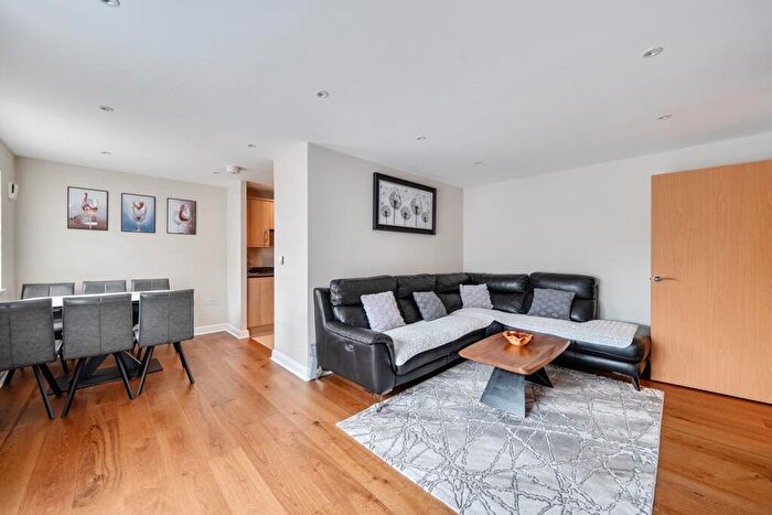 2 Bedroom Maisonette For Sale In Cuddington Avenue, Worcester Park, Surrey, KT4