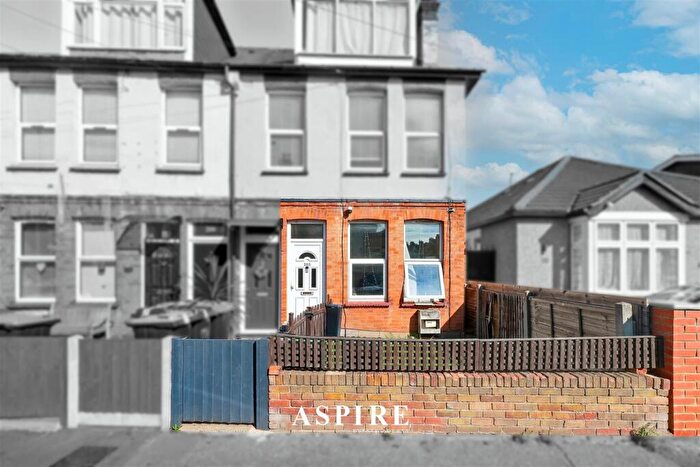 2 Bedroom Flat For Sale In Westborough Road, Westcliff-On-Sea, SS0