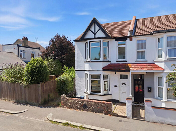 3 Bedroom End Of Terrace House For Sale In Southview Drive, Westcliff-on-sea, SS0
