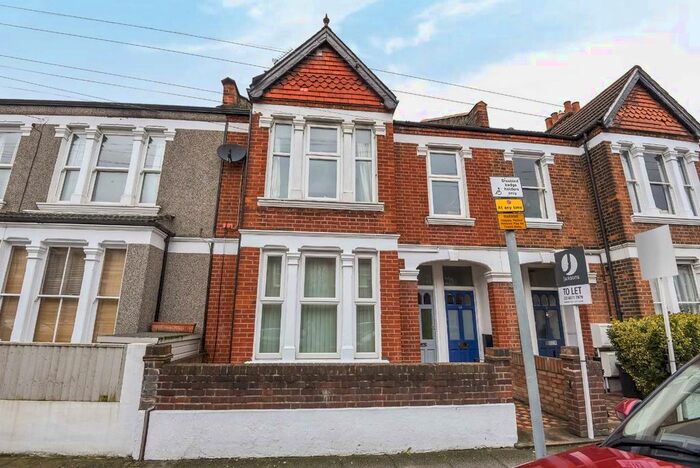 3 Bedroom Flat To Rent In Quinton Street, London, SW18