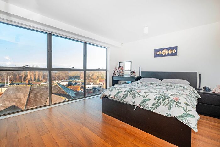 2 Bedroom Flat For Sale In The Bittoms, Kingston Upon Thames, KT1