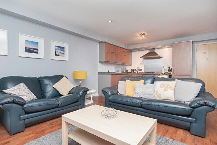 2 Bedroom Flat To Rent In Hawkhill Close, Edinburgh, EH7