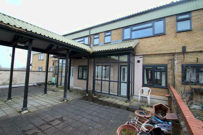 3 Bedroom Flat To Rent In Rossgate, Hemel Hempstead, HP1