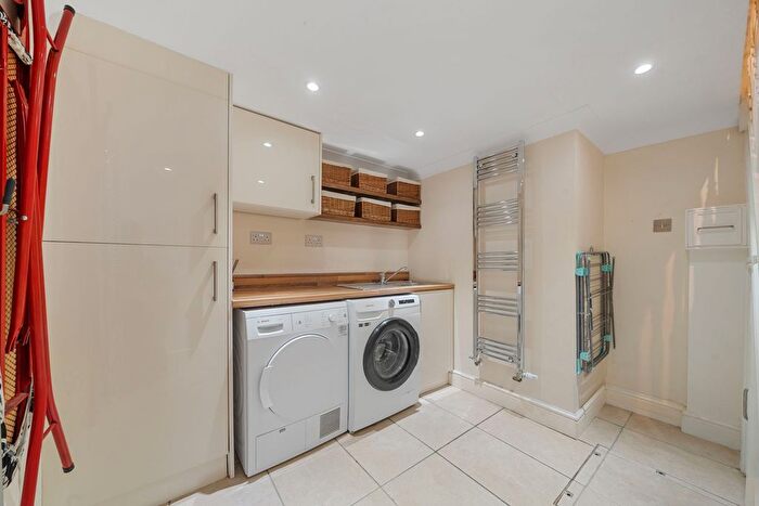 3 Bedroom Flat For Sale In Upper Tollington Park, London, N4