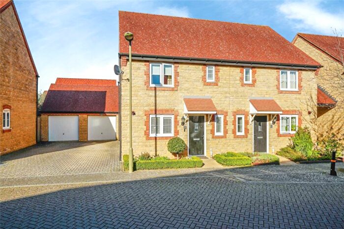 3 Bedroom Semi Detached House For Sale In Catterick Road, Bicester, Oxfordshire, OX26