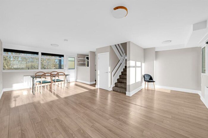 3 Bedroom Maisonette To Rent In Letchworth Drive, Bromley, BR2