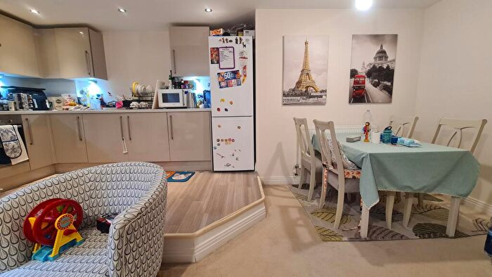 2 Bedroom Flat For Sale In Swingate, Stevenage, SG1