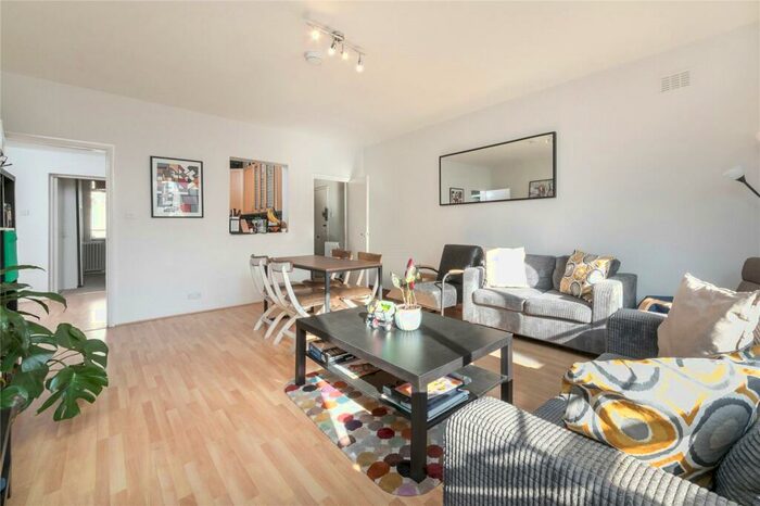 3 Bedroom Flat To Rent In Belsize Park House, - Belsize Park, NW3